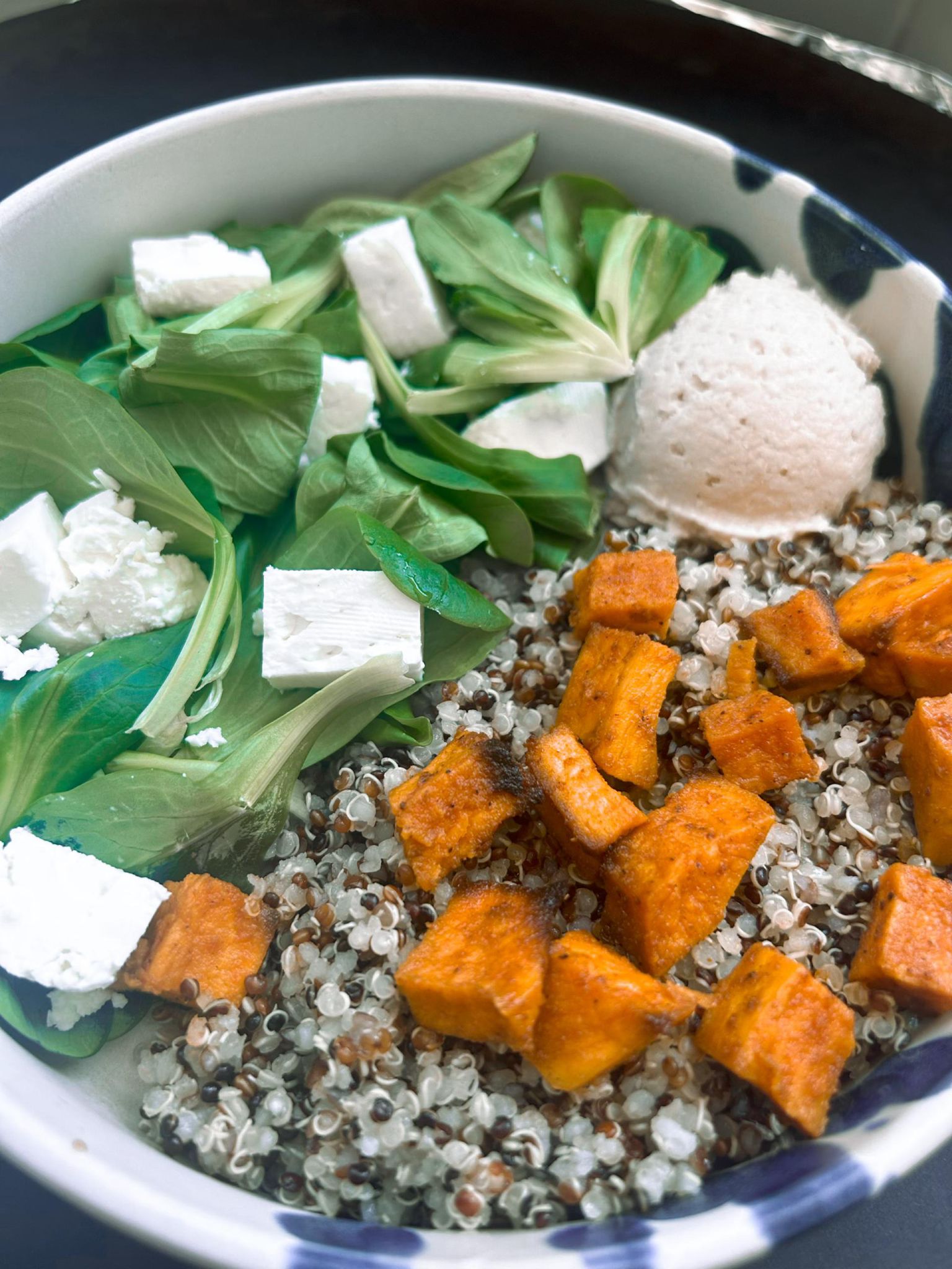 Du quinoa, du houmous onctueux, de la feta, du rampon frais, de la patate douce rôtie et des noix de pécan caramélisées. Une combinaison parfaite entre douceur, fraîcheur et gourmandise.